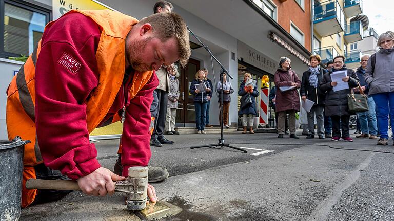 Einer von elf neuen Stolpersteinen: Rund 40 Menschen nahmen an der Stolpersteinverlegung für  Johanette Frank (1858-1942), Frau des Würzburger Weinhändlers Otto Frank, in der Rottendorfer Straße 9 teil. Neben Oberbürgermeister Christian Schuchardt sprach mit Norma Moruzzi auch eine Nachfahrin aus den USA.