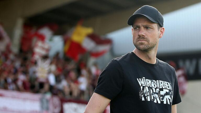 Der Blick geht Richtung Aufstiegsrelegation: Kickers-Trainer Marco Wildersinn (hier beim Heimspiel gegen Bayreuth am 30. April 2024) wird mit seinem Team aller Wahrscheinlichkeit auf die U23 von Hannover 96 treffen.