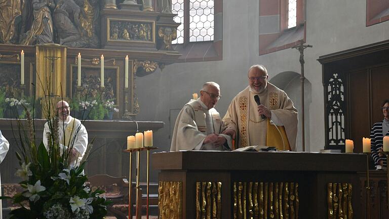 Pfarrer Oswald Sternagel (rechts) beglückwünscht Pfarrer Alfred Singer zu seinem Goldenen Priesterjubiläum und zu seinem 80. Geburtstag und sagt Vergelt's Gott für seine seelsorgliche Mithilfe in der Pfarreiengemeinschaft Ochsenfurt.