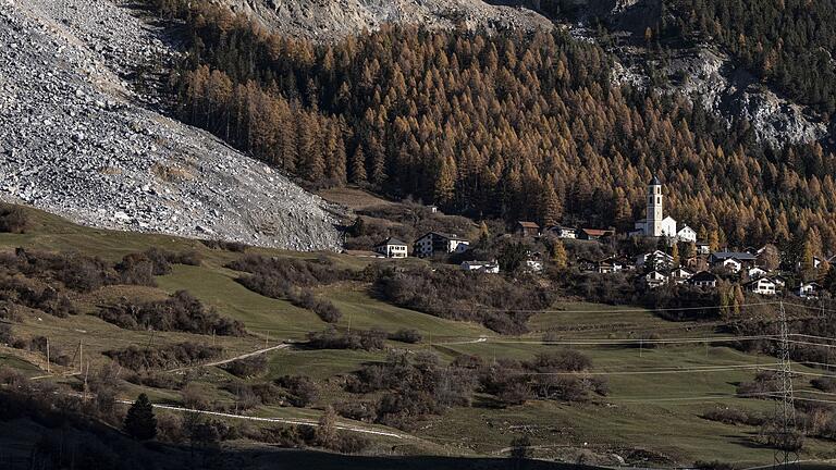 Erdrutsch-Risiko: Schweizer Dorf wird erneut evakuiert       -  Der rund 500 Jahre alte Altar wurde aus der Kirche von Brienz in Sicherheit gebracht.