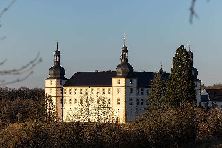  Blick auf das Schloss Sternberg, lohnendes Ziel für Historienliebhaber. Es ist nur wenige Kilometer vom Startpunkt der Wanderung entfernt, aber nur von außen zu besichtigen. Blick auf das Schloss Sternberg, lohnendes Ziel für Historienliebhaber. Es ist nur wenige Kilometer vom Startpunkt der Wanderung entfernt, aber nur von außen zu besichtigen.