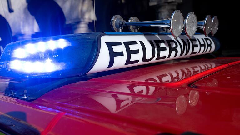Berufsfeuerwehr Symbolbild - Die Löscharbeiten des mit Motoröl beladenen Lastwagens gestalteten sich schwierig. (Symbolbild) Berufsfeuerwehr Symbolbild - Die Löscharbeiten des mit Motoröl beladenen Lastwagens gestalteten sich schwierig. (Symbolbild)