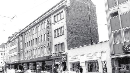 Schauplatz Domstraße: In den Achtzigern war's noch eine beliebter Parkplatz &ndash; und Baulücken gab's auch noch.