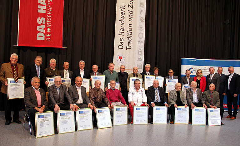 Prüfung vor mindestens 50 Jahren abgelegt: Die Goldenen Meisterbriefe wechselten gar 24 Mal auf der Bühne den Besitzer; die traditionelle Veranstaltung seitens der Kreishandwerkerschaft erfuhr einen weiter steigenden Zuspruch, ersichtlich an den rund 400 in Lauda bestens unterhaltenen Besuchern. Prüfung vor mindestens 50 Jahren abgelegt: Die Goldenen Meisterbriefe wechselten gar 24 Mal auf der Bühne den Besitzer; die traditionelle Veranstaltung seitens der Kreishandwerkerschaft erfuhr einen weiter steigenden Zuspruch, ersichtlich an den rund 400 in Lauda bestens unterhaltenen Besuchern.