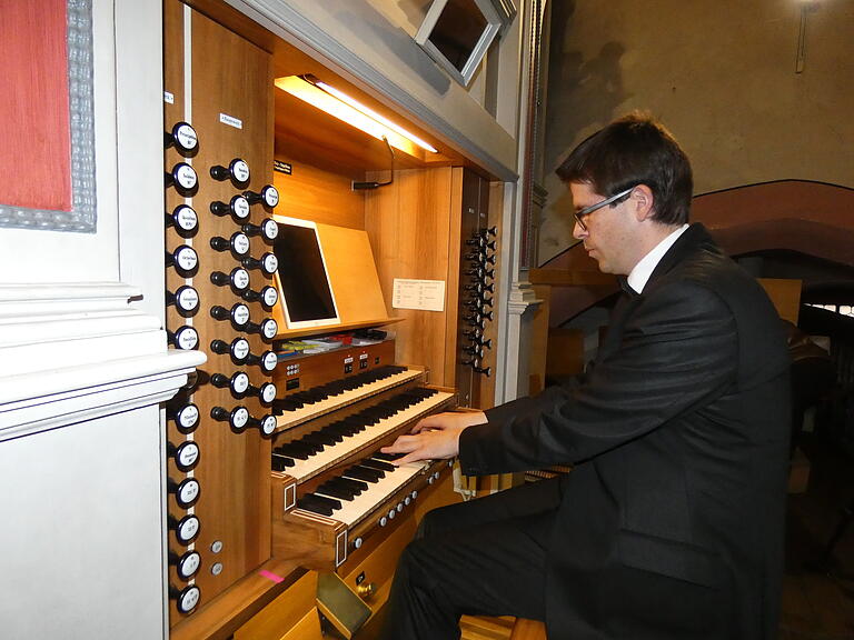 Ein außergewöhnlicher junger Mann an der Orgel: Tobias C. Kerscher erntete Beifallrufe für sein Spiel.