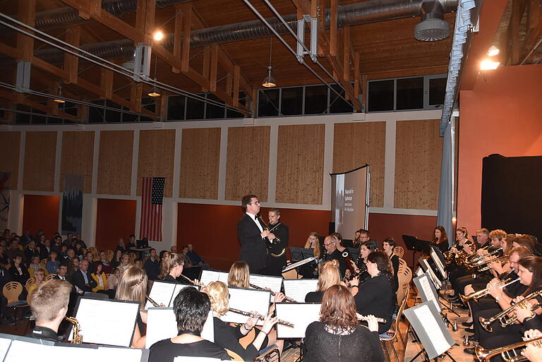 Stimmungsvoll, begeisternd und sehr gelungen war das Jahreskonzert des Symphonischen Blasorchesters der Musikkapelle Lengfurt in der Mehrzweckhalle Karbach.