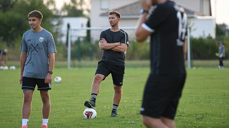 Die erste Einheit von Maximilian Zang (Mitte) als neuer Trainer des FC Sand – in Laufschuhen. Fußballschuhe will er sich wieder besorgen, aber trotzdem nur an der Seitenlinie stehen bleiben.