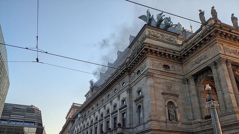 Brand im Nationaltheater in Prag       -  Rauch steigt während eines Brands im Gebäude des Nationaltheaters in Prag auf.