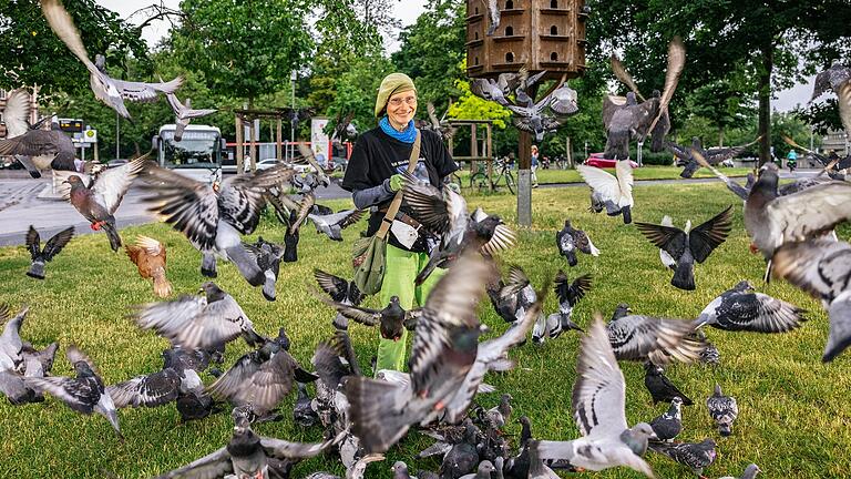 Die Tierschützerin Heike Pauline Grauf auf dem Taubenplatz vor dem Hauptbahnhof in Würzburg. Am Donnerstag steht sie für ihre Fütterungsaktionen vor Gericht.