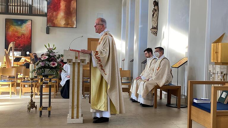 Pfarrer Bernhard Stühler beim Dankgottesdienst anlässlich seines Weihejubiläums in der Juliusspital Pfarrkirche St. Kilian.