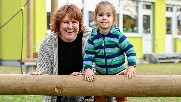 Nadine Tscherbner (41) kommt aus Giebelstadt (Lkr. Würzburg), ist Mutter von drei Töchtern - und Tagesmutter. Hier beim Spaziergang mit einem ihrer Tageskinder. Nadine Tscherbner (41) kommt aus Giebelstadt (Lkr. Würzburg), ist Mutter von drei Töchtern - und Tagesmutter. Hier beim Spaziergang mit einem ihrer Tageskinder.