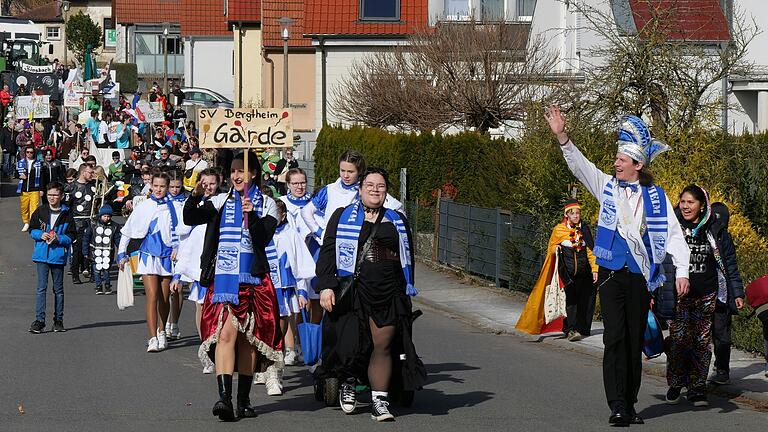 Der Faschingsumzug in Bergtheim wurde von der SVB-Garde und Zugführer Matthias Keller (rechts) angeführt.