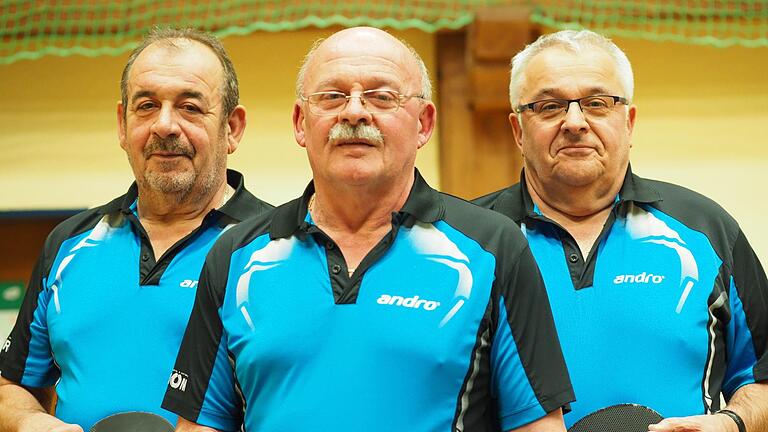 Seit 50 Jahren stehen die Brüder (von links) Ludwig, Peter und Paul Häfner für den TSV Aschach an der Tischtennis-Platte. Foto: Jürgen Schmitt       -  Seit 50 Jahren stehen die Brüder (von links) Ludwig, Peter und Paul Häfner für den TSV Aschach an der Tischtennis-Platte. Foto: Jürgen Schmitt
