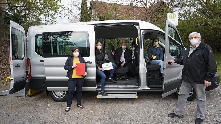 Der WalddörferBus hat seinen Betrieb aufgenommen. Er verbindet die Orte untereinander und fährt nach Bad Neustadt sowie Bad Kissingen. Das Bild zeigt von links: Bürgermeisterin Sonja Reubelt, Sabine Nasner, Landrat Thomas Habermann, eine der ehrenamtlichen Fahrerinnen Tanja Bott und den stellvertretenden Bürgermeister Siegfried Söder.