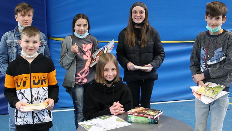 Siegerin beim Vorlesewettbewerb der Mittelschule Gerolzhofen wurde Dorothea Neeb (sitzend), umgeben von den Klassensiegern.