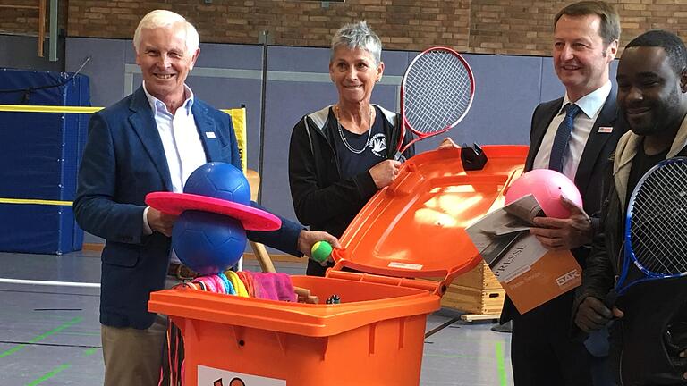 Bei einem Termin für seine Stiftung fit4future, die Schülerinnen und Schülern hilft, äußerte sich der gebürtige Würzburger Hans-Dieter Cleven (links) im Jahr 2017 auch über seinen Streit mit Boris Becker. Eines der neuen Gesichter seiner Stiftung war damals Starkoch Nelson Müller (rechts). Bei einem Termin für seine Stiftung fit4future, die Schülerinnen und Schülern hilft, äußerte sich der gebürtige Würzburger Hans-Dieter Cleven (links) im Jahr 2017 auch über seinen Streit mit Boris Becker. Eines der neuen Gesichter seiner Stiftung war damals Starkoch Nelson Müller (rechts).