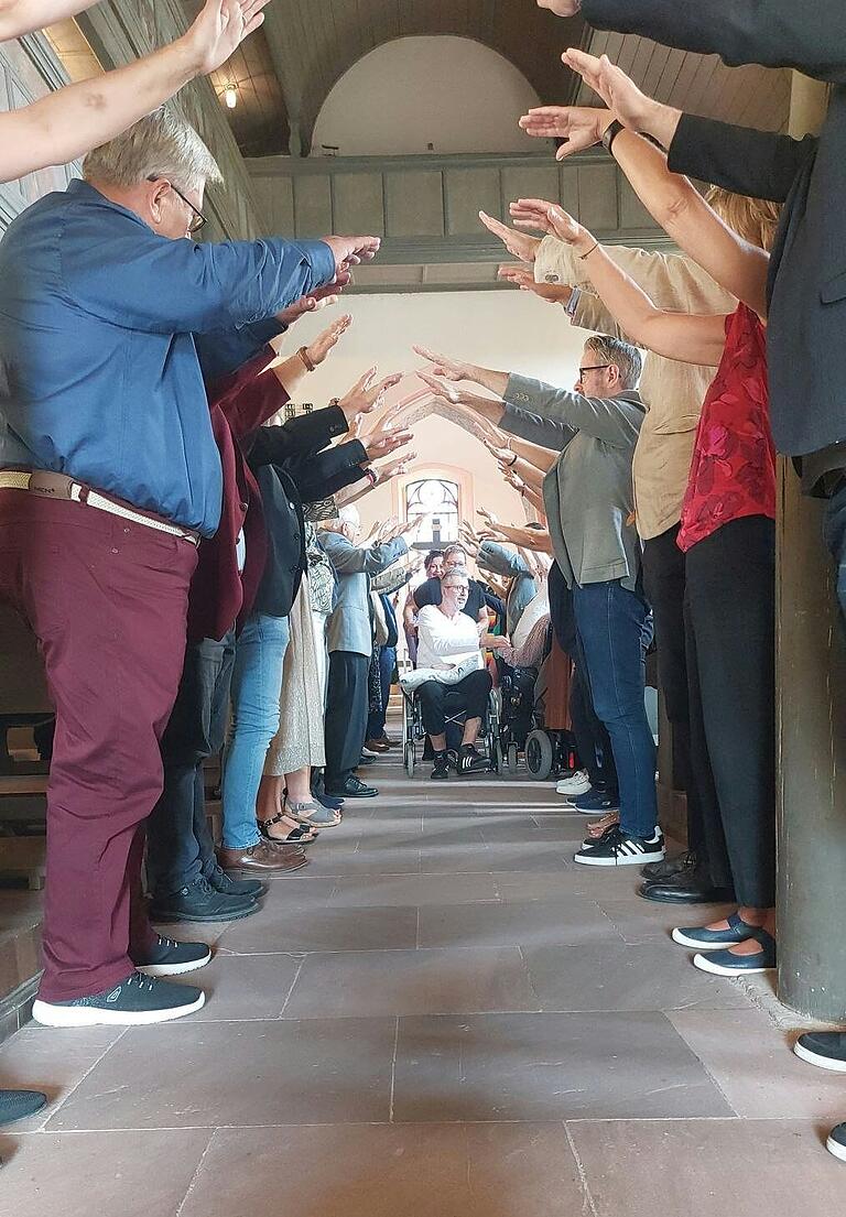 Die Gottesdienstbesuchenden standen am Ende Spalier. Die Gottesdienstbesuchenden standen am Ende Spalier.