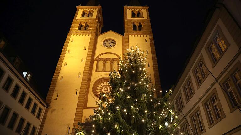 Der weihnachtlich beleuchtete Würzburger Kiliansdom.