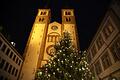 Der weihnachtlich beleuchtete Würzburger Kiliansdom.