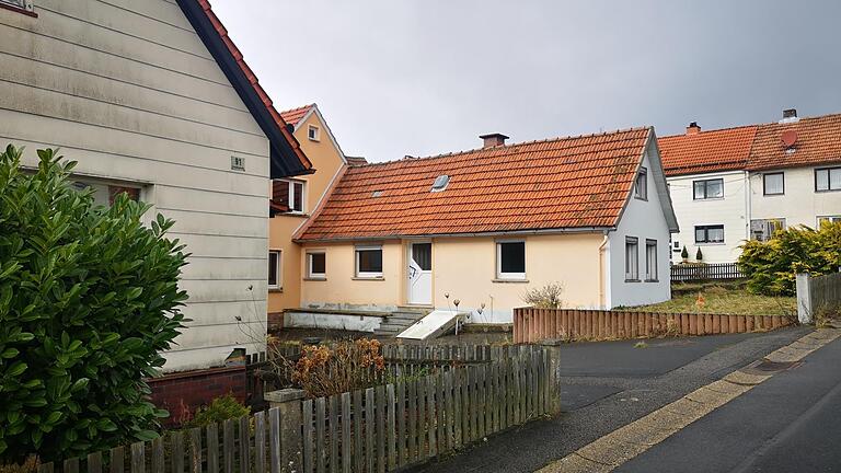 Die Anwesen in der Kreuzbergstraße 91, 93, 93a und 95 in Sandberg sollen
Ende April abgerissen werden. Die Anwesen in der Kreuzbergstraße 91, 93, 93a und 95 in Sandberg sollen
Ende April abgerissen werden.