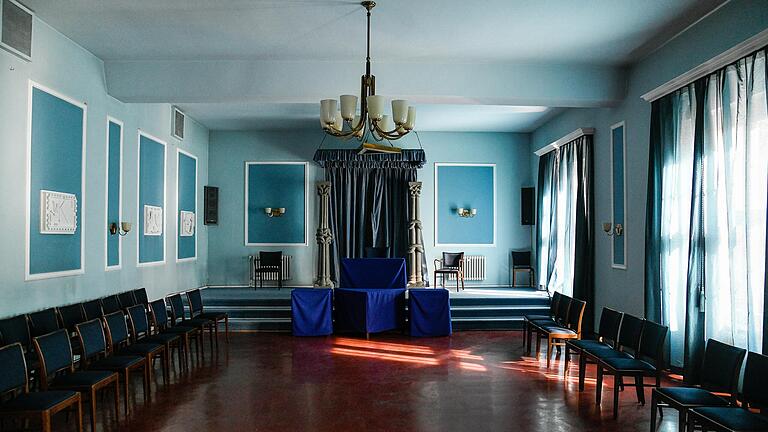 Blick in den Tempel, hier finden immer montags Zusammenkünfte und Tempelarbeiten der Würzburger Freimaurer statt.
