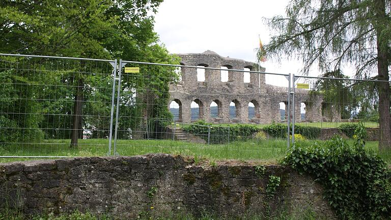 Die Karlsburg ist derzeit weitläufig abgesperrt. Die Karlsburg ist derzeit weitläufig abgesperrt.