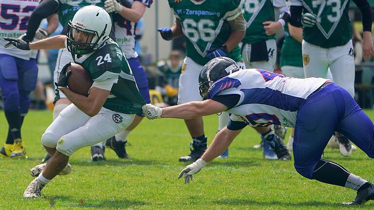 DIe Chargers Schweinfurt (links, hier gegen Würzburg) sind in die Bayernliga des American Football aufgestiegen.