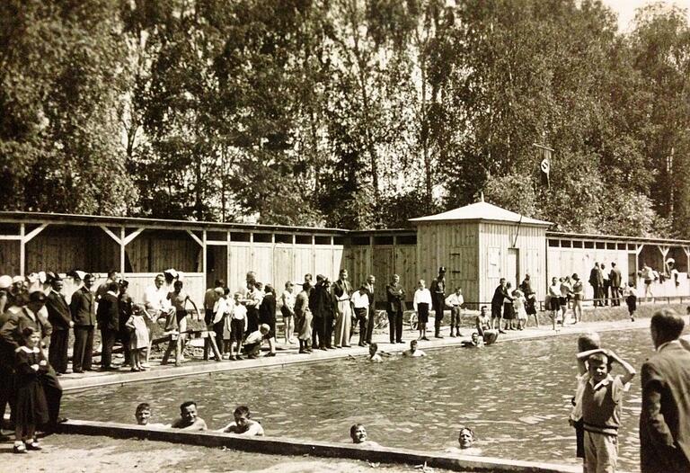 Das Bild aus der Sammlung des Stadtmuseums entstand aller Wahrscheinlichkeit nach während der Eröffnungsfeier des Schwimmbads am 30. Juli 1933. Das Bild aus der Sammlung des Stadtmuseums entstand aller Wahrscheinlichkeit nach während der Eröffnungsfeier des Schwimmbads am 30. Juli 1933.