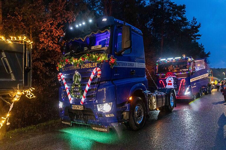 Andy Greulich fuhr mit seinem Lkw schon zum dritten Mal mit. Diverse Lichterketten, zwei große Zuckerstangen und weitere Leuchtmittel schmückten seinen Truck. Andy Greulich fuhr mit seinem Lkw schon zum dritten Mal mit. Diverse Lichterketten, zwei große Zuckerstangen und weitere Leuchtmittel schmückten seinen Truck.