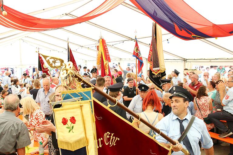 Impressionen vom großen Geburtstagsfest - ein Feuerwehrfest das in Erinnerung bleiben wird. Zum Fest 150 Jahre Feuerwehr Kirchschönbach gab es einen großen Umzug durch die Ortschaft. Neben 25 Feuerwehren sorgten drei Musik-Kapellen (Oberschwarzach, Kitzingen / Wiesenbronn, Reupelsdorf) für beste Feststimmung. Das Festgelände war im Anschluss an den Umzug bis auf den letzten Platz 'ausverkauft'. Feuerwehren, Blaskapellen, Ehrengäste und Besucher fühlten sich sehr wohl.