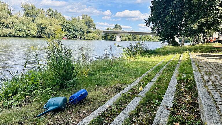 Offenbar wollte der Mann mit den Gießkannen Wasser aus dem Main holen, um seinen Garten zu gießen.&nbsp;