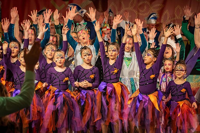 Als kleine Hexen verzauberte die Knorrhalla-Jugendgarde mit ihrem Showtanz 'Zauber der Walburgisnacht' das Publikum. Als kleine Hexen verzauberte die Knorrhalla-Jugendgarde mit ihrem Showtanz 'Zauber der Walburgisnacht' das Publikum.