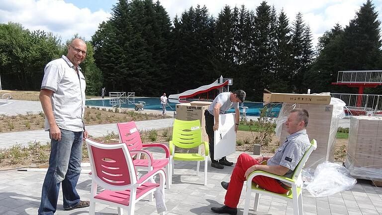 „Das neue Bischofsheimer Freibad ist perfekt“: Bürgermeister Udo Baumann (rechts) ist begeistert von der neuen Anlage. „Das neue Bischofsheimer Freibad ist perfekt“: Bürgermeister Udo Baumann (rechts) ist begeistert von der neuen Anlage.