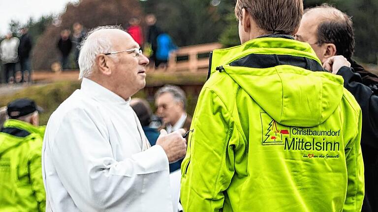 Diakon Walter Konrad (links) und Pfarrer Gunnar Zwing (rechts) im Gespräch mit Ulrich Sachs vom Verein Christbaumdorf.