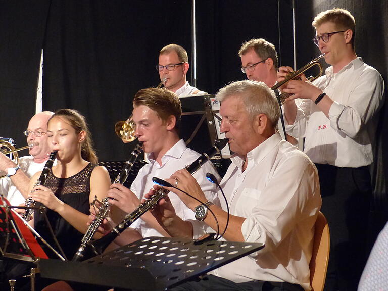 Seit jeher prägt die Gemeinschaft von jungen Musikern mit den Musik-Senioren die Erleinsbacher Musikanten des Musikvereins Obereuerheim. Viele ehemalige Musiker wirkten auch beim Festakt 50 Jahre Musikverein Obereuerheim mit.