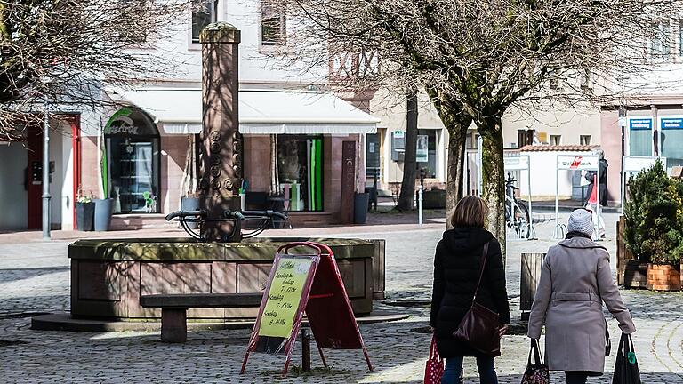 Ein Brunnen auf dem Gemündener Marktplatz zeigt an der Seite die Stadtteile Gemündens.