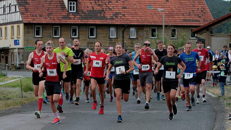 Setzte sich schnell an die Spitze: Halbmarathon-Sieger Uwe Bäuerlein (ganz links), hier beim Start von Halbmarathon und Hauptlauf.