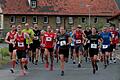 Setzte sich schnell an die Spitze: Halbmarathon-Sieger Uwe Bäuerlein (ganz links), hier beim Start von Halbmarathon und Hauptlauf.