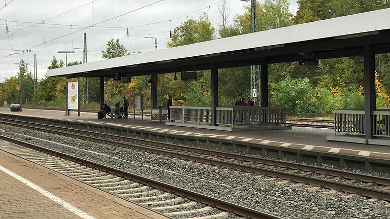 Die Gleise 2 und 3 am Kitzinger Bahnhof sind nur über Treppen zu erreichen. Die Gleise 2 und 3 am Kitzinger Bahnhof sind nur über Treppen zu erreichen.