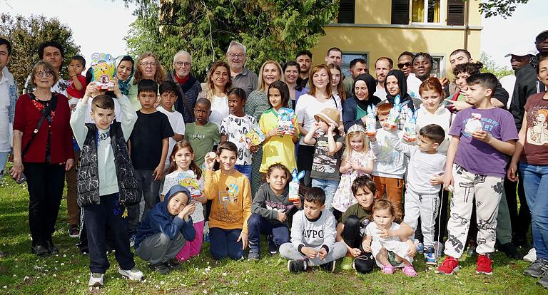 Miteinander reden, essen und die Gemeinschaft genießen. Beim Zuckerfest im Garten des evangelischen Gemeindezentrums von Karlstadt trafen sich Einheimische und Flüchtlinge. Ausrichter war der Helferkreis Karlstadt. Miteinander reden, essen und die Gemeinschaft genießen. Beim Zuckerfest im Garten des evangelischen Gemeindezentrums von Karlstadt trafen sich Einheimische und Flüchtlinge. Ausrichter war der Helferkreis Karlstadt.
