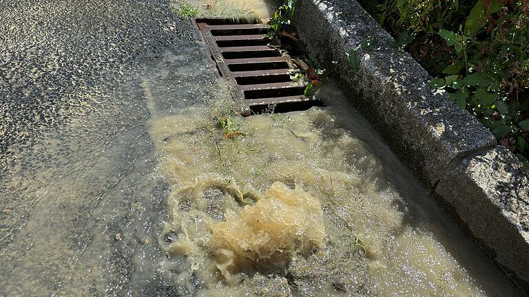Rund 200 Kubikmeter liefen weg: Wasser sprudelte am Sonntagnachmittag nach einem Leitungsbruch aus der Stockheimer Straße. Rund 200 Kubikmeter liefen weg: Wasser sprudelte am Sonntagnachmittag nach einem Leitungsbruch aus der Stockheimer Straße.