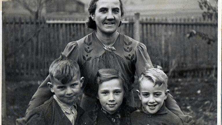 Lore Geiger geborene Büttner mit ihrer Mutter Auguste Büttner und den Brüdern Dieter und Gerhard im Oktober 1945. Das Foto machte ihr Onkel Hans Büttner, der Fotograf und ebenfalls ausgebombt war. Lore Geiger geborene Büttner mit ihrer Mutter Auguste Büttner und den Brüdern Dieter und Gerhard im Oktober 1945. Das Foto machte ihr Onkel Hans Büttner, der Fotograf und ebenfalls ausgebombt war.