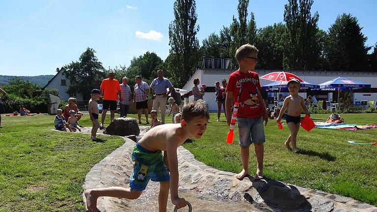 Der neue Wasserlauf im Bischofsheimer Freibad wird sehr gut angenommen. Voller Begeisterung nutzen die Kinder die verschiedenen Spielmöglichkeiten. Foto: Marion Eckert - Der neue Wasserlauf im Bischofsheimer Freibad wird sehr gut angenommen. Voller Begeisterung nutzen die Kinder die verschiedenen Spielmöglichkeiten. Foto: Marion Eckert Der neue Wasserlauf im Bischofsheimer Freibad wird sehr gut angenommen. Voller Begeisterung nutzen die Kinder die verschiedenen Spielmöglichkeiten. Foto: Marion Eckert - Der neue Wasserlauf im Bischofsheimer Freibad wird sehr gut angenommen. Voller Begeisterung nutzen die Kinder die verschiedenen Spielmöglichkeiten. Foto: Marion Eckert