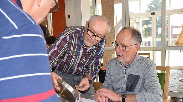 Warum läuft die Erinnerungsuhr von Klaus Schömig (links) nicht? Manfred Herrmann (links) und Manfred Merkt (rechts) suchen den Fehler. Warum läuft die Erinnerungsuhr von Klaus Schömig (links) nicht? Manfred Herrmann (links) und Manfred Merkt (rechts) suchen den Fehler.