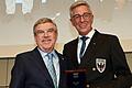 'Danke für die Freundschaft, die ich alle die Jahre mit dir erfahren durfte': IOC-Chef Thomas Bach (links) verabschiedet Siegfried Kaidel beim Deutschen Rudertag in Schweinfurt als Vorsitzenden des Deutschen Ruderverbands.