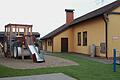 Blick auf den neu angelegten Spielplatz in Treinfeld neben dem Feuerwehrhaus .