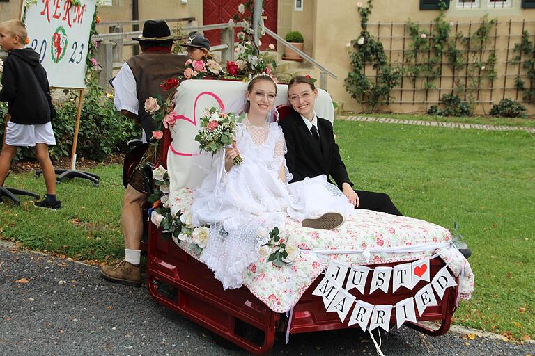 Das 'Kirchweih-Brautpaar', diesmal mit Pia und Leonie Hanauer, gehört beim Umzug in Rüdenhausen dazu. Diesmal hatten sie ein besonderes Gefährt.