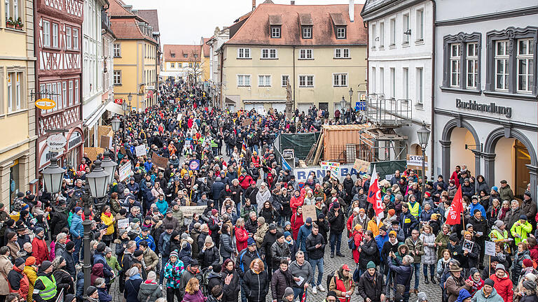 Rund 2000 Menschen nehmen am Sonntag 04.02.24 an der 'Demonstration der Demokratinnen und Demokraten – gegen Hass und Spaltung' durch die Innenstadt von Kitzingen teil.