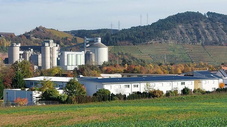 Das frühere Seniorenstift 'Generationen in Bewegung' (GiB) in Trennfeld prägt das Bild von Triefenstein vom Klosterberg aus. Im Hintergrund sind das Zementwerk der Firma Heidelberg Materials in Lengfurt sowie der Kallmuth bei Homburg zu sehen. Das frühere Seniorenstift 'Generationen in Bewegung' (GiB) in Trennfeld prägt das Bild von Triefenstein vom Klosterberg aus. Im Hintergrund sind das Zementwerk der Firma Heidelberg Materials in Lengfurt sowie der Kallmuth bei Homburg zu sehen.