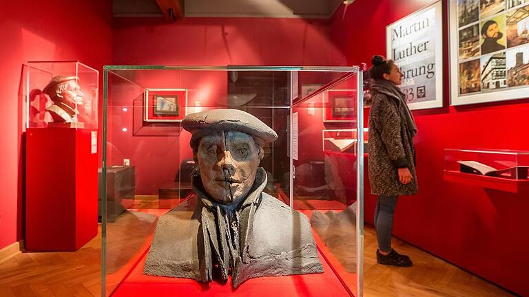 Nationale Sonderausstellung 'Luther und die Deutschen'       -  Ein Ausstellungsraum auf der Wartburg. Im Vordergrund eine Luther-Büste von Eberhard Linke (1983). Luthers Playmobil-Figur (eingeklinktes Bild) wurde schon über eine halbe Million mal verkauft.